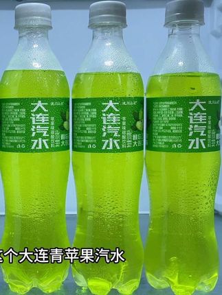 天呐,你们快去抢这个大连青苹果汽水,价格跟白给的一样,到手一箱5瓶,你看才啥价,关键每瓶还是500毫升,打开就是淡淡的苹果清香,喝起来就像在嘴里空口啃青苹果在嘴里爆汁的感觉,酸酸甜甜的巨好喝,火锅大餐来一瓶也太过瘾了,没喝过的一定要尝尝~#我超好喝 #夏日必备 #强烈推荐 #根本停不下来 #快来一起尝个鲜