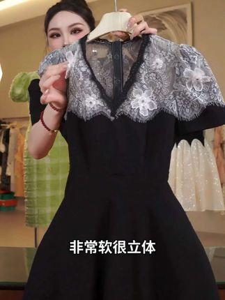 夏季黑色V领赫本风高级感蕾丝拼接气质高腰A字短裙#时尚气质显瘦高级感#夏款上新#赫本风连衣裙推荐@DOU+上热门