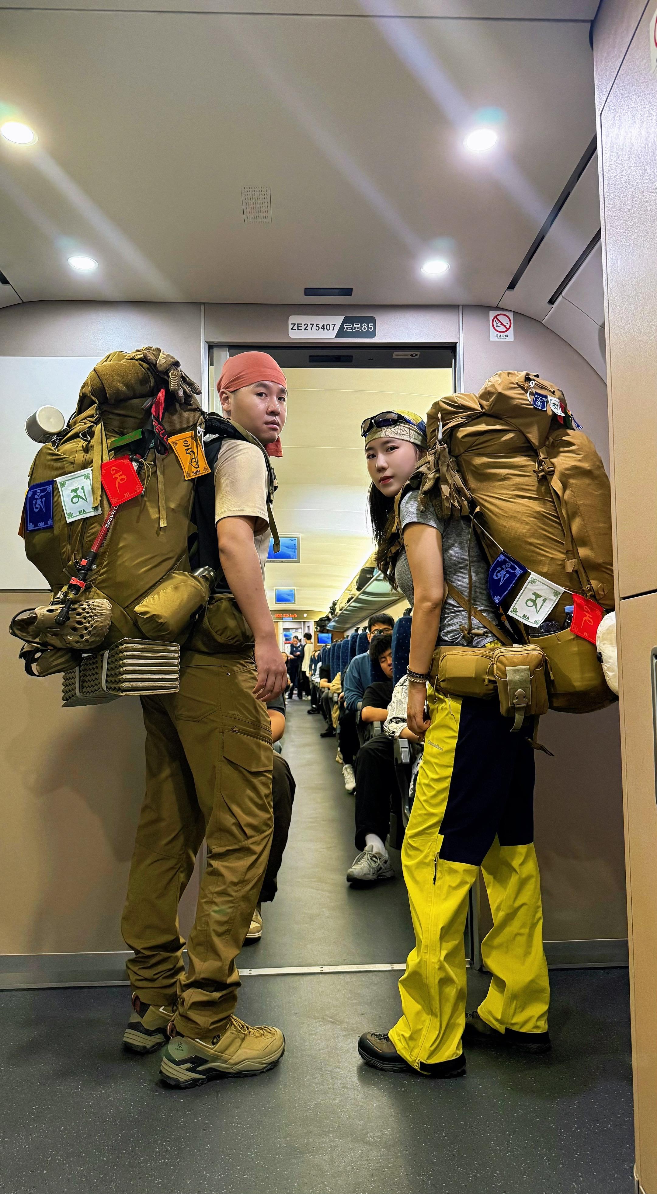 重装包都没我俩能装😅。听说重装包只有格里高利和神秘农场,让我看看你们的👀#重装徒步#川西#背包客#格里高利#神秘农场@77 🪐king 最强的酷女孩