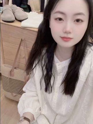 白月光的法式私语——刺绣气质长袖秋衬衫 把法式庄园的优雅,缝进这件白衬衫里。纯净米白如晨雾轻笼的庄园,自带温柔滤镜;隐式刺绣是藏在肌理的小精致,细腻纹路在光影下若隐若现,像把巴黎街角的浪漫风情穿在了身上。 灯笼袖设计是法式风情的灵魂,微微蓬起的弧度,衬得手臂纤细又优雅;单排扣从领口延伸,可开可合间,是职场干练与日常慵懒的自由切换。 软糯的棉质质地,把“舒适与高级”揉进每一根纤维,春秋单穿是气质女神,叠穿成层次达人。穿上它,仿佛揣着一捧法式庄园的花,每一次抬手,都有优雅的气息在流转。