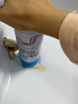 家里洗脸池反臭的根源终于找到了,就这样一怼一按一冲就清洁好了#清洁神器 #管道疏通剂 #管道清洁
