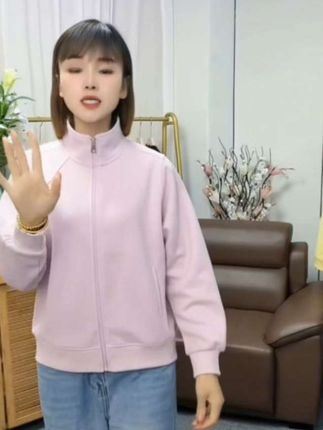 谁懂啊!真的好爱这种酷酷的穿搭,一件正肩立领卫衣外套,搞定你的秋季穿搭,不管是搭配牛仔裤还是半身裙,都能轻松驾驭,无论是上班通勤还是周末出游,都可以穿得美美的。#减龄穿搭 #遮肉显瘦 #秋冬穿搭 #卫衣外套 #谁穿谁好看