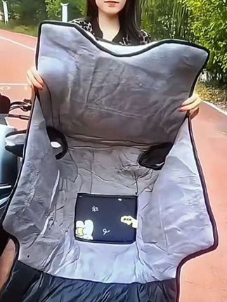 冬天来了,骑车出行怕冷的朋友们看过来!这个挡风被真的太实用了,它加厚加大,还带有护肩和护脖设计,特别暖和,让你轻松抵御寒冷,有了它再也不用担心冻手冻脚了,赶紧入手一个吧!#电动车防雨挡风被#户外骑行#骑行日常#居家用品