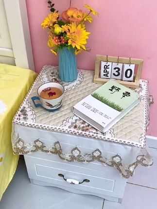 家里有床头柜的一定要装上这个防尘罩,蕾丝的包边摸起来非常的柔顺,而且防滑又耐磨,脏了直接拿去洗,美观又实用。#床头柜盖布 #床头柜罩 #床头柜防尘盖布 #床头柜罩 @DOU+小助手 @巨量千川 @DOU+上热门