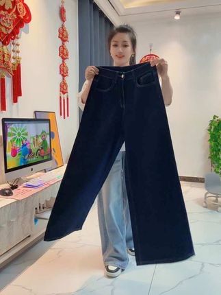 终于找到一条适合胯大腿粗女生的裤子了!这条深蓝色直筒牛仔裤真的太绝了,穿上它秒变筷子腿!姐妹们快冲啊!这裤子也太好看了吧!我真的是爱惨了这种遮肉又显瘦的神裤!而且它的颜色超赞,是那种很深的蓝色,简直不要太时髦!喜欢这种风格的赶紧入手吧!#显瘦穿搭#百搭款#阔腿裤