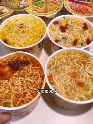 白象也太懂我了!半夜嘴馋又不敢多吃的时候真的需要这个白象汤好吃桶!分量刚刚好!面条劲道!搭配上老汤更加过瘾!一口面条一口汤别提多带劲了!#白象方便面 #白象 #夜宵吃什么 #迷你桶 #谁懂这一口的好吃程度
