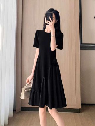 宝子们,一眼就爱上这款赫本风连衣裙!经典小黑裙版型,圆领简约大方,裙摆独特设计超吸睛,显瘦又优雅,日常通勤、约会聚会都超合适。面料舒适亲肤,质感满满#夏日不费力一周穿搭合集#暑假出游穿搭 #夏日度假穿什么#普通人也能穿的基础系单品#夏日中性风穿搭日记