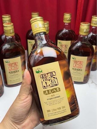 地道绍兴味,就选这款八年陈酿黄酒!精选糯米古法酿造,一开瓶就香气扑鼻。十二度的酒精度,喝起来清爽不冲,半甜的口感温润顺滑。无论是自饮小酌,还是佳节送礼,都是上佳之选。现在整箱十二瓶超值优惠,想品尝正宗黄酒的朋友们,千万别错过!#绍兴黄酒 #黄酒 #绍兴八年陈酿花雕酒 #花雕酒 #黄酒文化