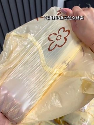 本来不太缺垃圾袋,但是它是免撕的,用一个抽一个真的贼方便!#垃圾袋 #好物推荐🔥 #家庭必备