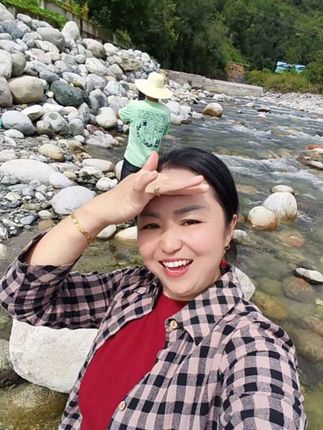 走过山川湖海才懂,最好的风景从不是眼前的景致,而是身边始终牵着我的你,每一步都满是安心#纪录美好生活 #盐亭英子