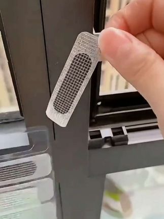 窗户漏水孔很容易进蚊虫,用防蚊贴贴上蚊虫进不了还不会阻止水流 #防蚊贴#修补贴#纱窗贴