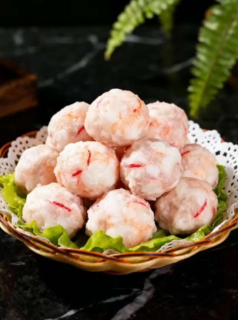 家人们,看看这刚做好的虾滑!一个个圆润饱满,透着新鲜的粉白,凑近闻全是大海的鲜气。这可不是普通的虾滑,纯手工捶打的,每一下都带着实在劲儿,所以吃起来特别Q弹,咬开能看到大块的虾肉颗粒,鲜得直咂嘴。   不管是下火锅,丢进汤里,还是煎得金黄,都香到不行。早上给孩子煮碗虾滑面,鲜掉眉毛;晚上涮火锅,这一口滑嫩谁不爱?老人小孩都能吃,干净又实在,赶紧囤点,鲜到家门口!#强烈推荐 #快来一起尝个鲜 #舌尖上的味道 #真材实料好味道 #今日美食推荐超级好吃