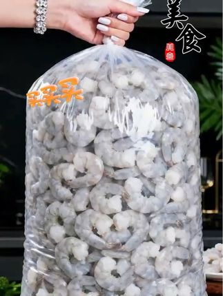 精选新鲜海虾仁,开背去线一步到位,初次尝试便彻底爱上这份省心!虾仁个头均匀饱满,外壳亮泽莹润,开背处理得干干净净,虾线剔除得毫无残留,省却了自己动手的麻烦。 下锅烹煮后,虾肉愈发紧实Q弹,入口满是纯粹的海味鲜甜。无论是简单白灼凸显本味,还是红烧增添浓郁口感,亦或是搅打成虾滑制作辅食,它都能完美适配。新鲜与便捷兼具,哪怕是厨房新手,也能轻松做出美味虾料理。#虾仁 #海虾仁#无限回购的宝藏单品 #开背去虾线#大人小孩都爱吃