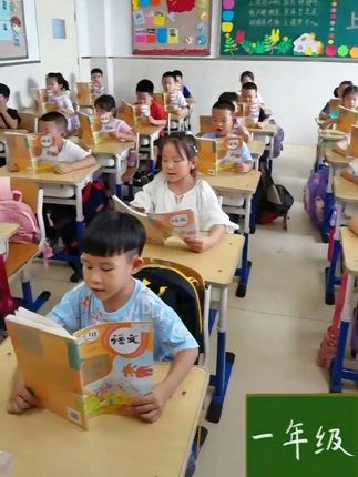 #一年级 老师要求会组词造句,给孩子准备这本跟课本同步的造句本,一个字三个组词一个造句,孩子每天读一读,为词汇量打基础。#组词造句本 #一年级语文