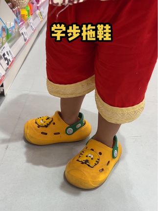学步拖鞋真的好穿宝宝穿差不多一个月了!没有摔倒过。足勾学步拖鞋