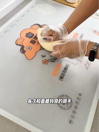 做包子馒头或者饺子的都可以去用这个揉面垫,做各种面食都非常顺手。#厨房好物推荐 #硅胶揉面垫 #好物推荐