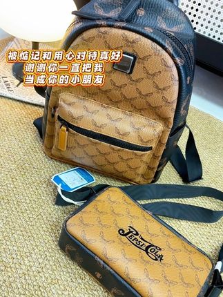 假期出门旅游,经常出差的,真的不错,大几万的包咱是真舍不得买,这个平替包包真的很香啊,真的很好搭衣服,手感也是绝了,特殊场合撑场面也很不错呀 #包包推荐 #大牌平替包包 #自用好物分享 #百事包包 #种草好物 @多米多财