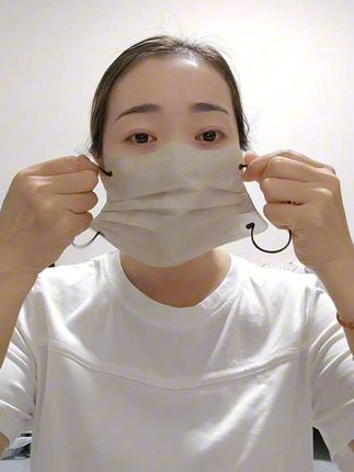 这个口罩真的是太懂女生了,它居然可以防护到眼角,而且还是护眼角的设计!每一片都是独立包装,戴上后不仅显脸小还特别舒服,不管是素颜还是化妆都能戴出门,再也不用担心会晒黑了。#口罩 #出门必备 #自用好物推荐 #强烈推荐