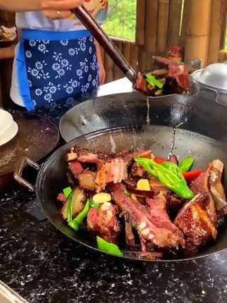 #我的乡村生活 18.8到手一斤的腊排骨,腊香四溢,肉质紧实,很香很好吃!#腊排骨 #土家腊肉 #正宗农家腊肉 #舌尖上的味道