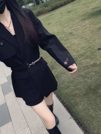 “独立,是女人最好的盔甲,当你依附别人时,会失去一切,当你又美又忙时,何惧患得患失,做最酷的女神…”#高级感穿搭 #显高显瘦显腿长 #早秋穿搭