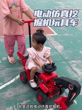 就问哪个小朋友收到这个礼物,他能不兴奋的尖叫?这个挖掘机真的太炫酷了,可滑行、可遥控、可油门自驾,我给我儿子选的这款,颜值性能都很高,车头是一百三十五度零。转向自带多功能音乐早教,机械手臂,操作简单,加大仿真轮胎,动力强劲,可以滑行开车。两用的,室内室外都可以玩,还可以挖土、挖沙子、挖玩具,应该没有哪个小朋友能拒绝这种车车吧!