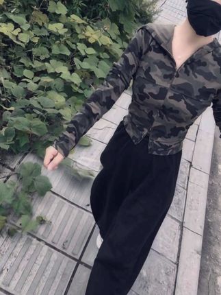 “安静做自己,学会沉住气, 不要高估和谁的关系!”#穿搭 #早秋搭配 #今日穿搭look #韩系慵懒风穿搭 #氛围感穿搭