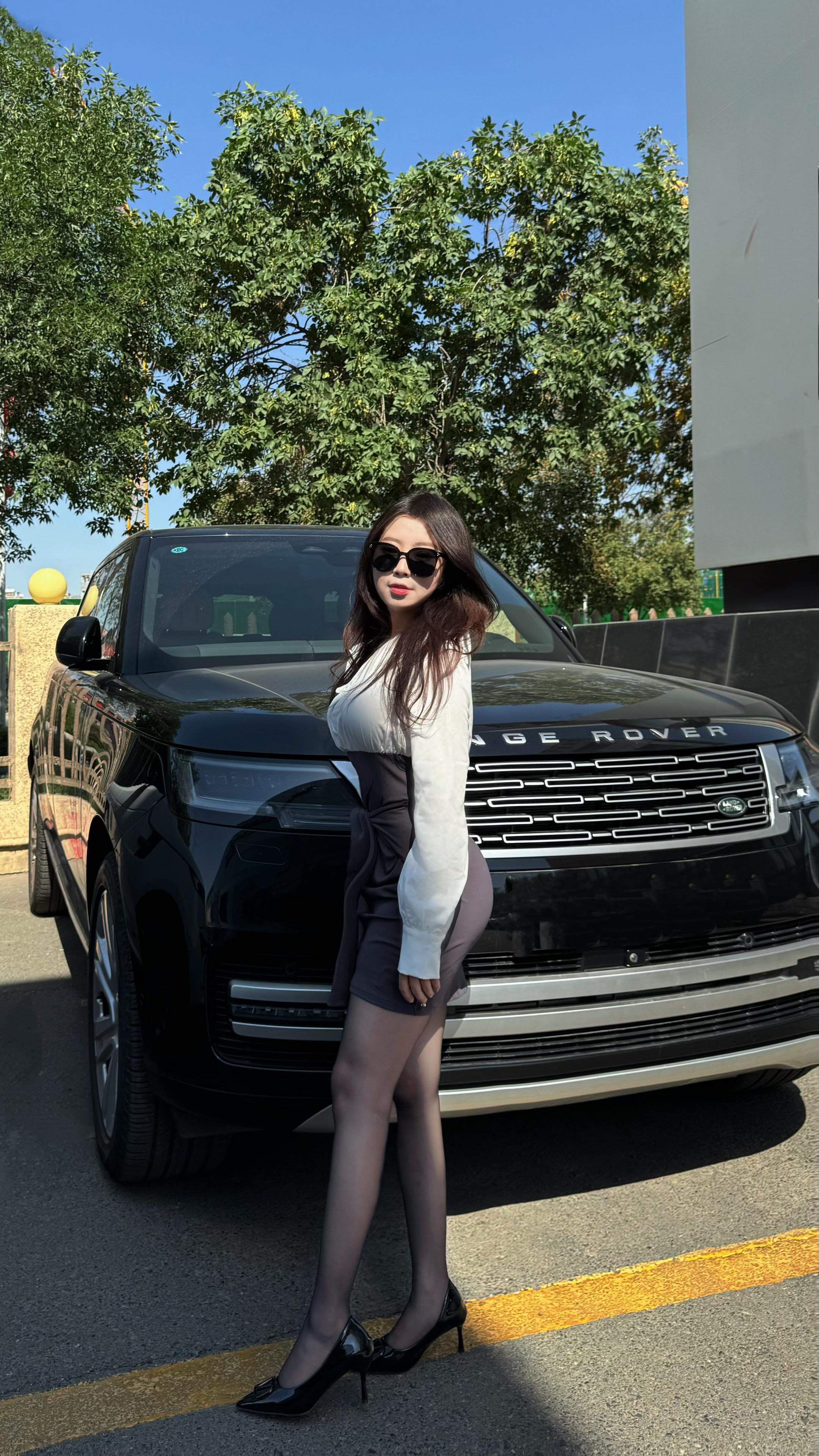 一定要BBA嘛 我开#揽胜 送你回家不行吗