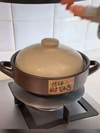 细腻陶土烧制,明火直烧耐用,端拿稳当,煲汤锁鲜不串味,炖煮软糯更入味#好物推荐#陶瓷砂锅