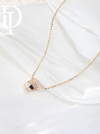 这条香槟金C圈棋盘项链真的太美了,它的设计非常独特,金色和银色的搭配非常亮眼,而且它还有多种佩戴方式,可以单戴,也可以叠戴,非常实用。无论你是日常穿搭还是约会,都可以轻松驾驭,超级百搭,喜欢这种小众设计的姐妹们千万不要错过,赶紧点击链接购买吧!#强烈推荐 #时尚饰品 #饰品分享 #爱了爱了