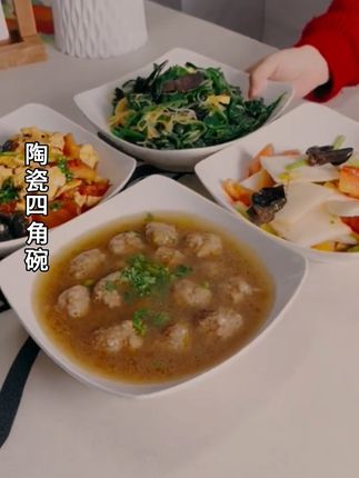 十几块到手的陶瓷四角盘,纯纯的福利价格,加高加深,吃面装菜,装带汤汁的菜也没问题~#盘子#陶瓷餐具#超便宜超划算#厨房餐具#厨房好物