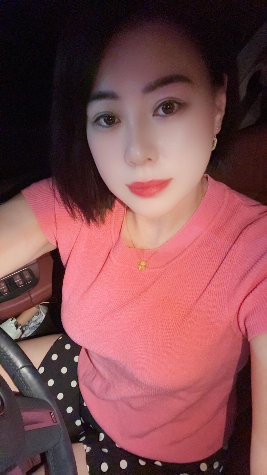 每一个百毒不侵的女人 ,都曾经千疮百孔 。每一个笑看风云的女人,都曾经伤痕累累 。每一个独立自主的女人 ,都曾经无处可依。每一个看淡情爱的女人,都曾经矢志不渝 。女人的一生过尽千帆 ,最重要的是好好爱自己