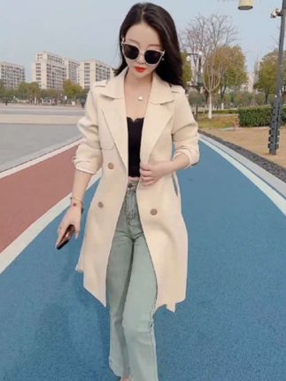 姐妹们,这件风衣外套也太美了吧!它的版型是那种收腰显瘦的,而且还是纯色的超级百搭!它是一件休闲的中长款风衣,穿上之后显高显瘦,不管你是上班通勤还是日常逛街都能轻松驾驭各种场合,真的太爱这件风衣了!