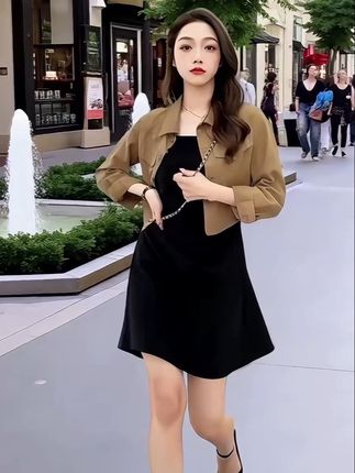 秋季穿搭不用愁!短款衬衫+吊带裙两件套,简约又气质,上班、约会都能穿,轻松拿捏秋日氛围感~ #秋季穿搭 #气质两件套 #日常通勤穿搭 #吊带裙搭配 #秋日氛围感穿搭