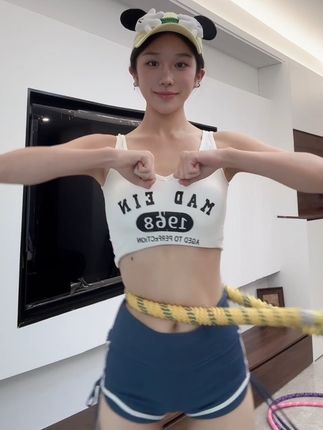 软弹簧呼啦圈超暴汗!每天20分钟,腰围渐小,贴腰不掉还不伤腰~#大肚腩变小蛮腰 #呼啦圈#居家锻炼