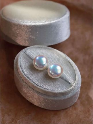 姐妹们,这款耳钉真是太美啦!戴上后很显气质,而且它的光泽感特别好,是那种很强的强光款。无论是在日常生活中还是在重要场合,比如约会或者参加聚会的时候,戴它都能让你更加出众,喜欢的朋友千万不要错过!#耳钉 #耳环 #耳饰  #耳钉控  #精致优雅