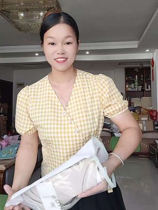 姐妹们,这件上衣真的太好看了,它的版型超赞,超级显身材!而且还是长袖的设计,秋天穿刚好合适。上面还有精美的扣子做点缀,特别好看,喜欢的朋友千万不要错过了!