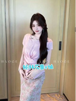 “穿上柏林的花园,走到哪都是C位!🌸 柏林花事T恤·春日限定暴击!”** > > ✅ **把春天印在身上!** 手绘感碎花+莫兰迪底色,高级不艳俗! > ✅ **显白到发光!** 黄皮亲妈!暗沉脸秒透亮✨ > ✅ **冰感蚕丝棉!** 32℃穿也凉飕飕💨 软糯垂感藏肉一绝! > **↓库存不多!花快谢了,手慢无!↓** 恤> > 🔗点车!抢春日女主角入场券! > #柏林花事T恤 #春季穿搭 #碎花上衣 #显白神器 #氛围感穿搭