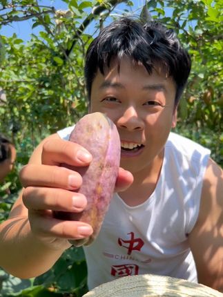 乡亲们,八月瓜可以吃了#八月瓜 #水果 #山里野果