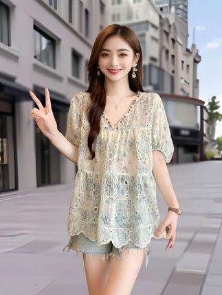 姐妹们,大码遮肚又时尚的V领蕾丝镂空泡泡袖衬衫来啦!#夏日中性风穿搭日记 #轻松get夏日淡人穿搭 #夏日轻氧感穿搭给视觉降降温 #大码衬衫 #衬衫