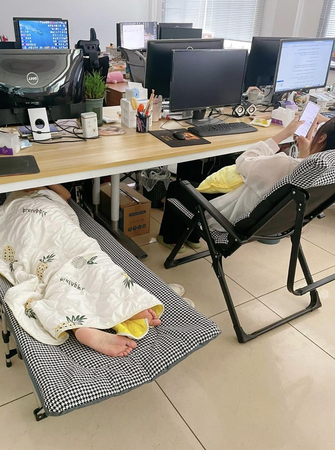 #日常生活 #午睡 #午休 #上班摸鱼 #袜子 @DOU+小助手