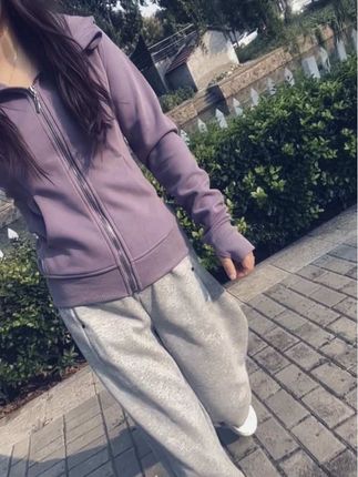 “我以为我的32岁会浓妆艳抹,高跟鞋,但我现在还是一身休闲装,平底鞋,还是带着十八岁的小脾气,任性里夹着成熟#休闲减龄穿搭 #极简穿搭