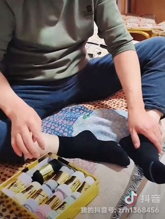 拍视频就是把质量好的棉袜推荐给朋友们,薄厚适中,轻柔透气,抗菌防臭,男女同款,不勒脚脖的新疆长绒棉袜,强忍笑场,很开心老公配合。需要的朋友放心购买!链接挂在视频下方,您的支持是我最大的温暖和动力。#袜子 #认真的男人最帅