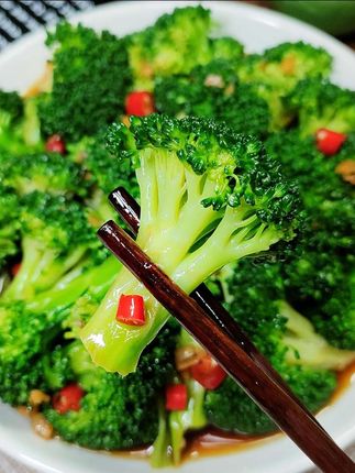 西兰花苗,喜欢吃西兰花的朋友们可以在家种点西兰花苗。只要是阳光充足的阳台小院都能种,#在抖音入手的好东西