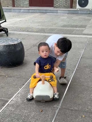 这个#花生车 真的太有趣了,本来是给小宝买的,结果被我大宝玩起来了,既能储物,又能玩,真的太实用了#遛娃神器 #花生车溜溜车 #巧虎 #巧虎花生车