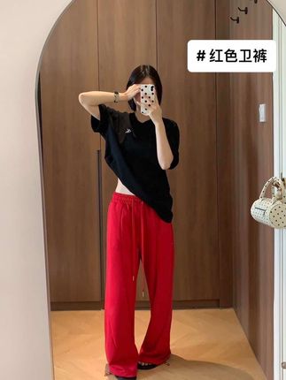 有点帅的红色卫裤,跟黑t蛮配的 #休闲裤 #韩系穿搭