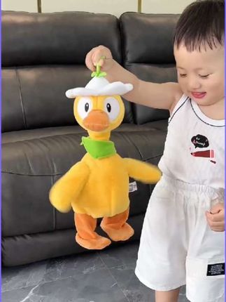 #创作灵感 这个小鸭子真的买对啦,娃被硬控了一下午会唱歌,会学说话还会走路,关键一拎起来还嘎嘎叫,这哪个小朋友收到了不迷糊啊#小鸭子嘎嘎嘎 #会走路的小鸭子 #复读鸭 #哄娃神器