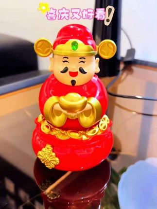 太阳能财神摇头摆件,喜庆又🉑爱#财神 #摆件 #太阳能 #招财进宝
