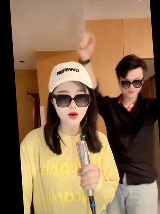 #贵阳二小姐 #杰少sosolee 金童玉女,天造地设的一对最美。 sosolee虾青素双层乳52元1到手两瓶精致抗皱水乳二合一#好东西一起分享给大家