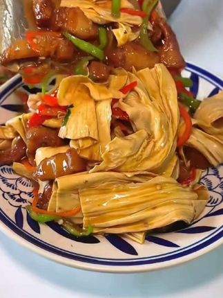 江西手工腐竹那叫一个绝,用它来炒菜、煮汤简直太鲜了,浓浓的豆香味扑鼻而来,细腻滑嫩,美味无比,既营养又好吃