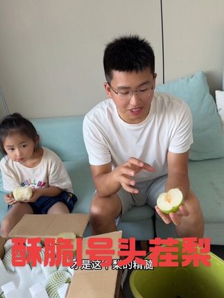 咱们安徽砀山的这个梨真的远近闻名,特别好吃,皮薄水多,果肉没渣。#好物推荐🔥 #新鲜采摘 #应季水果 #优质水果 #砀山梨